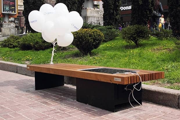 СК «ВУСО» сделала весенний подарок для всех киевлян – эко-скамейку на солнечной батарее!